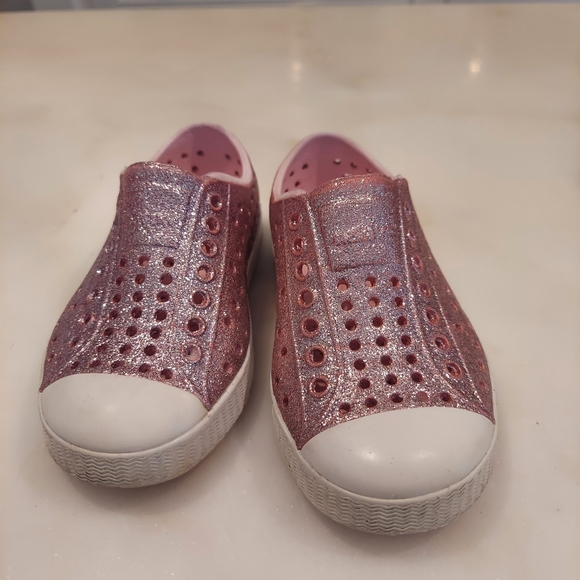 Native 8C Jefferson glittery pink shoes